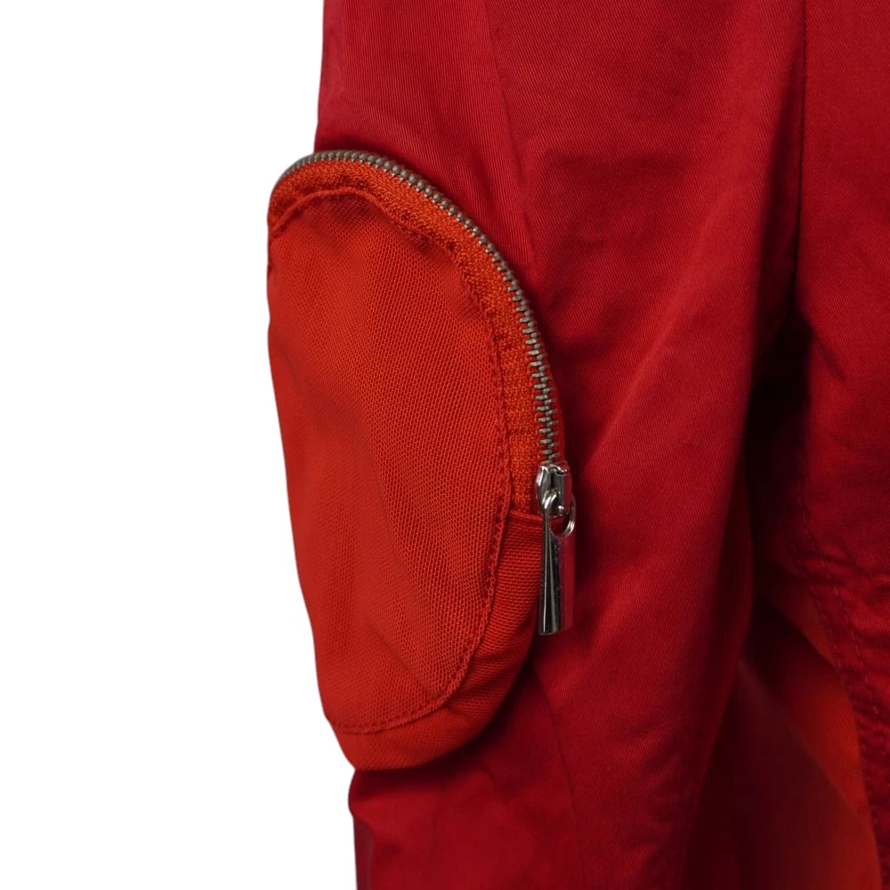  Inquadratura ravvicinata della tasca cargo circolare tridimensionale con zip applicata sulla manica destra della giacca.