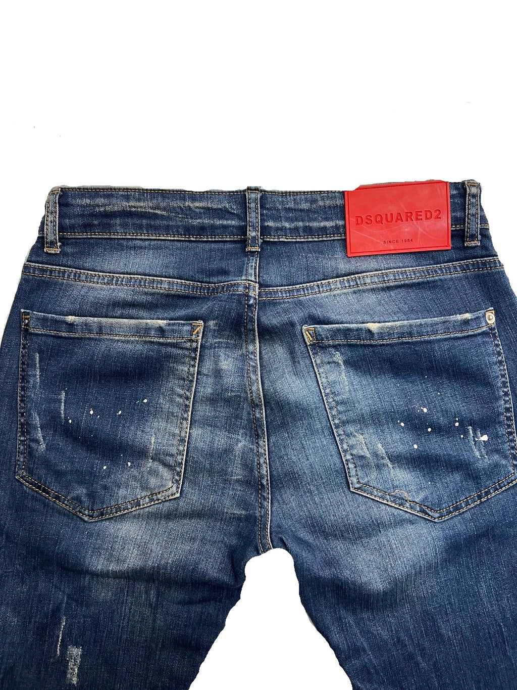 Vista ravvicinata del retro dei jeans con le tasche posteriori e i dettagli dell'effetto vissuto.
