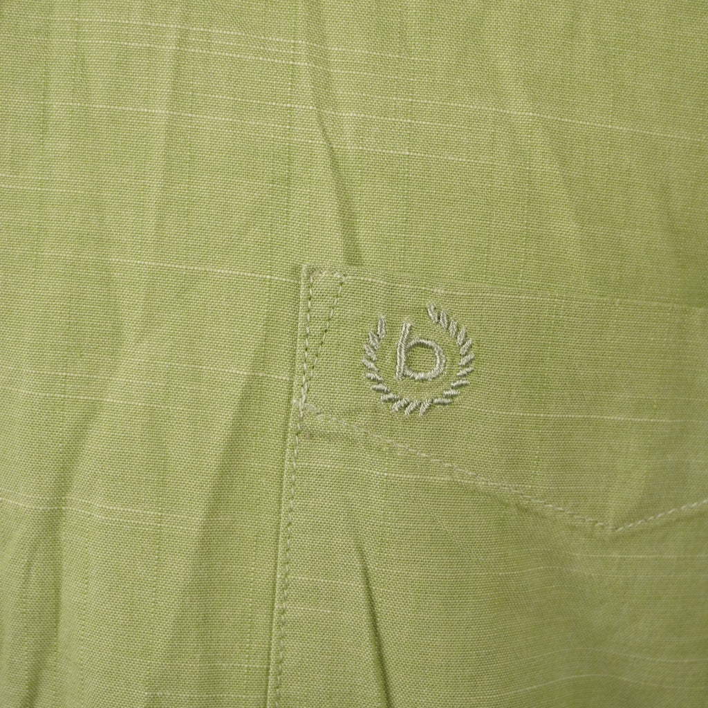  Primo piano del taschino applicato sul petto con la texture effetto lino e il logo discreto del brand.
