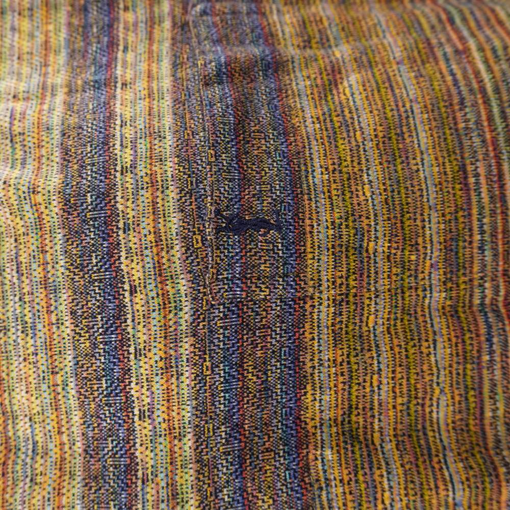 Primo piano del taschino sul petto della polo YSL vintage con il ricamo del logo Yves Saint Laurent Golf.
