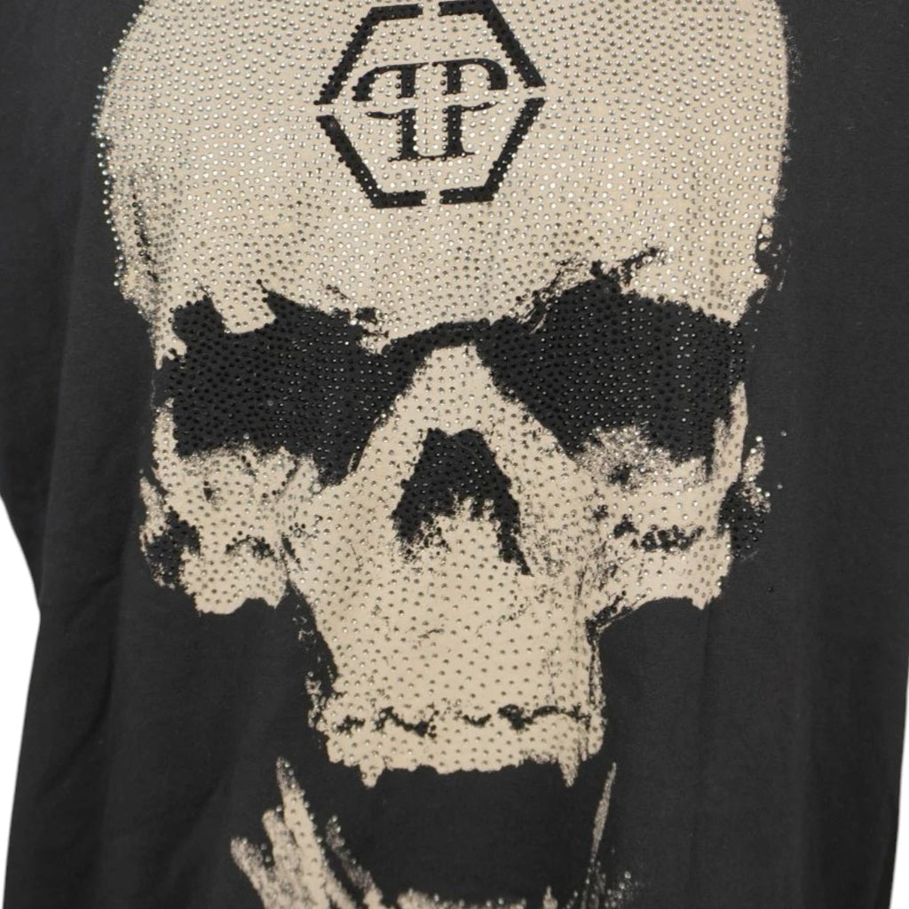 Dettaglio macro teschio strass cristalli maglietta nera Philipp Plein uomo