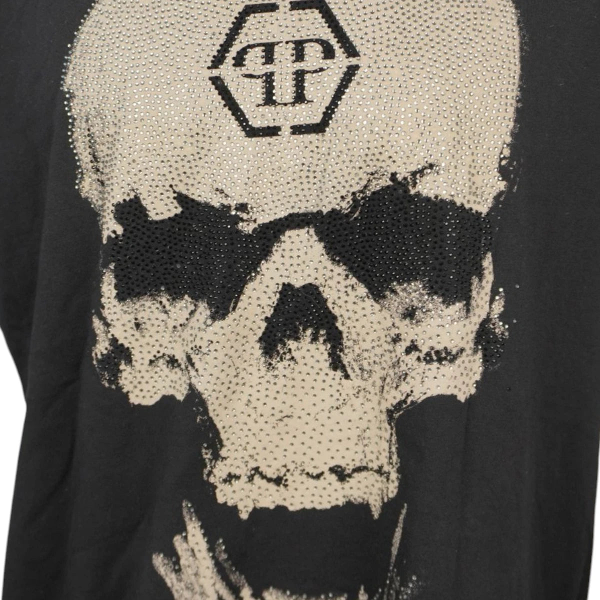 Dettaglio macro teschio strass cristalli maglietta nera Philipp Plein uomo