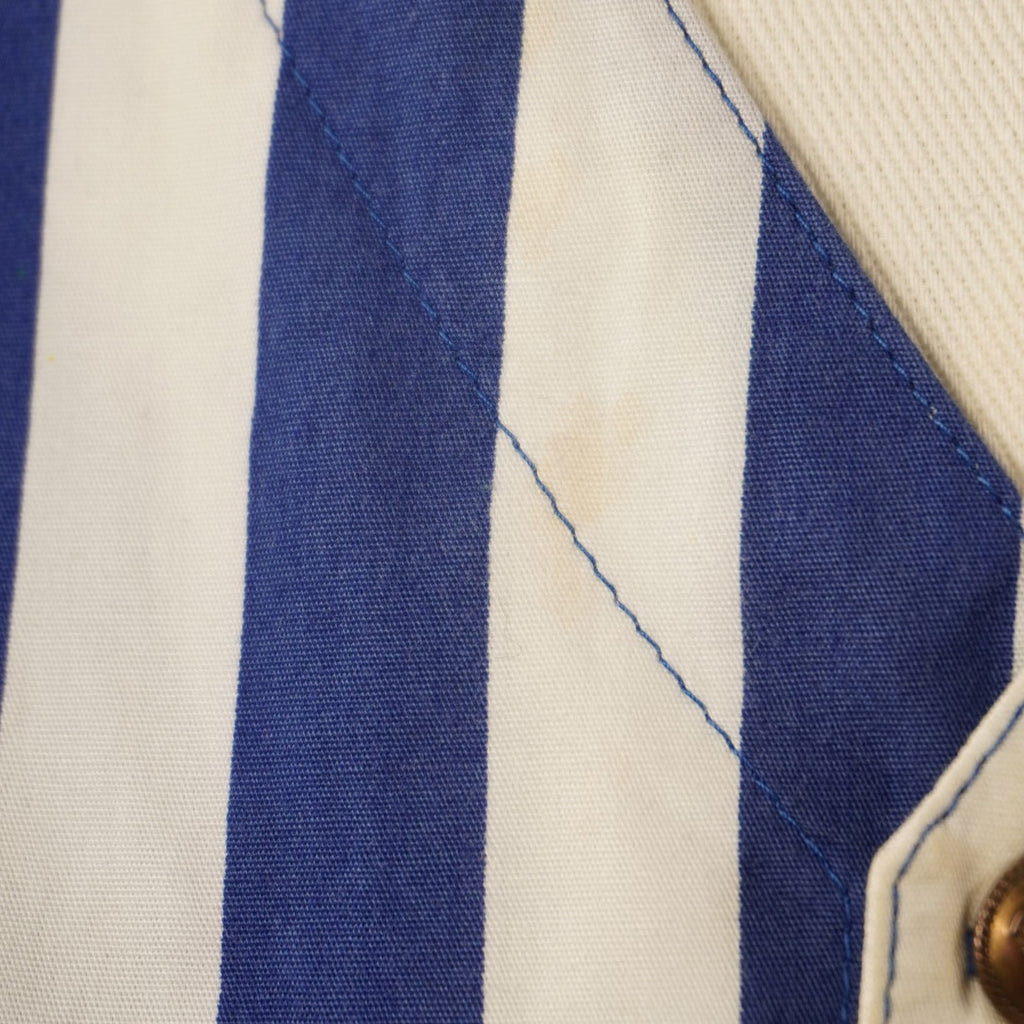 Inquadratura macro del tessuto in cotone a righe verticali blu e bianche del gilet vintage Versace