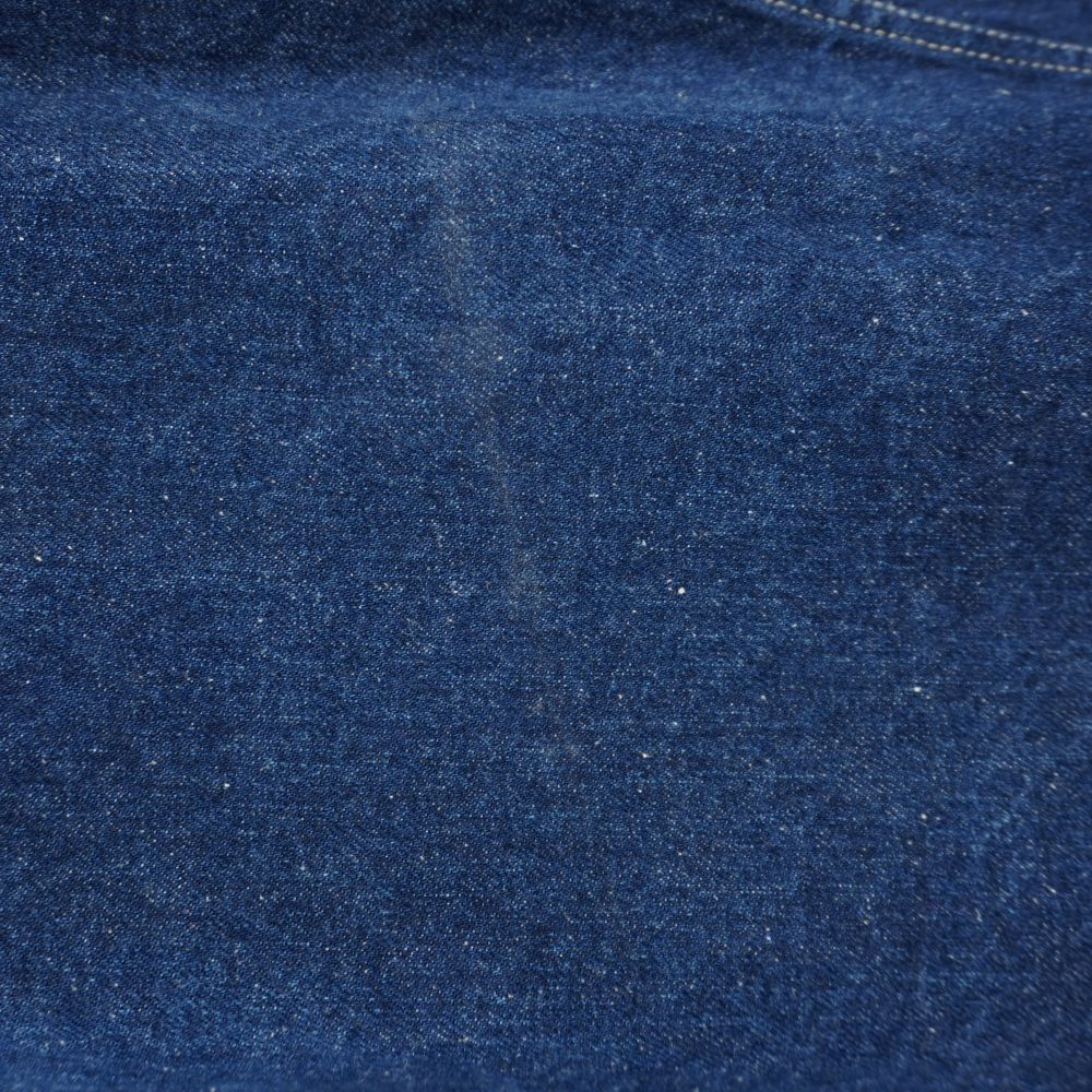 Primo piano ravvicinato della trama del tessuto jeans blu indaco che mostra una lieve e naturale sbiaditura vintage