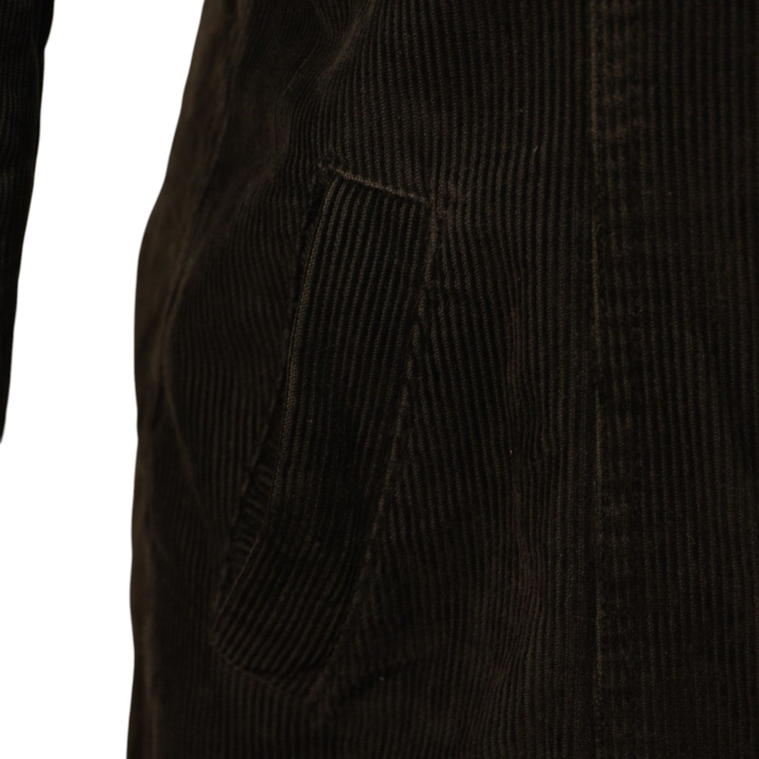 Primo piano della texture del tessuto in denim nero lavato e delle finiture laterali.