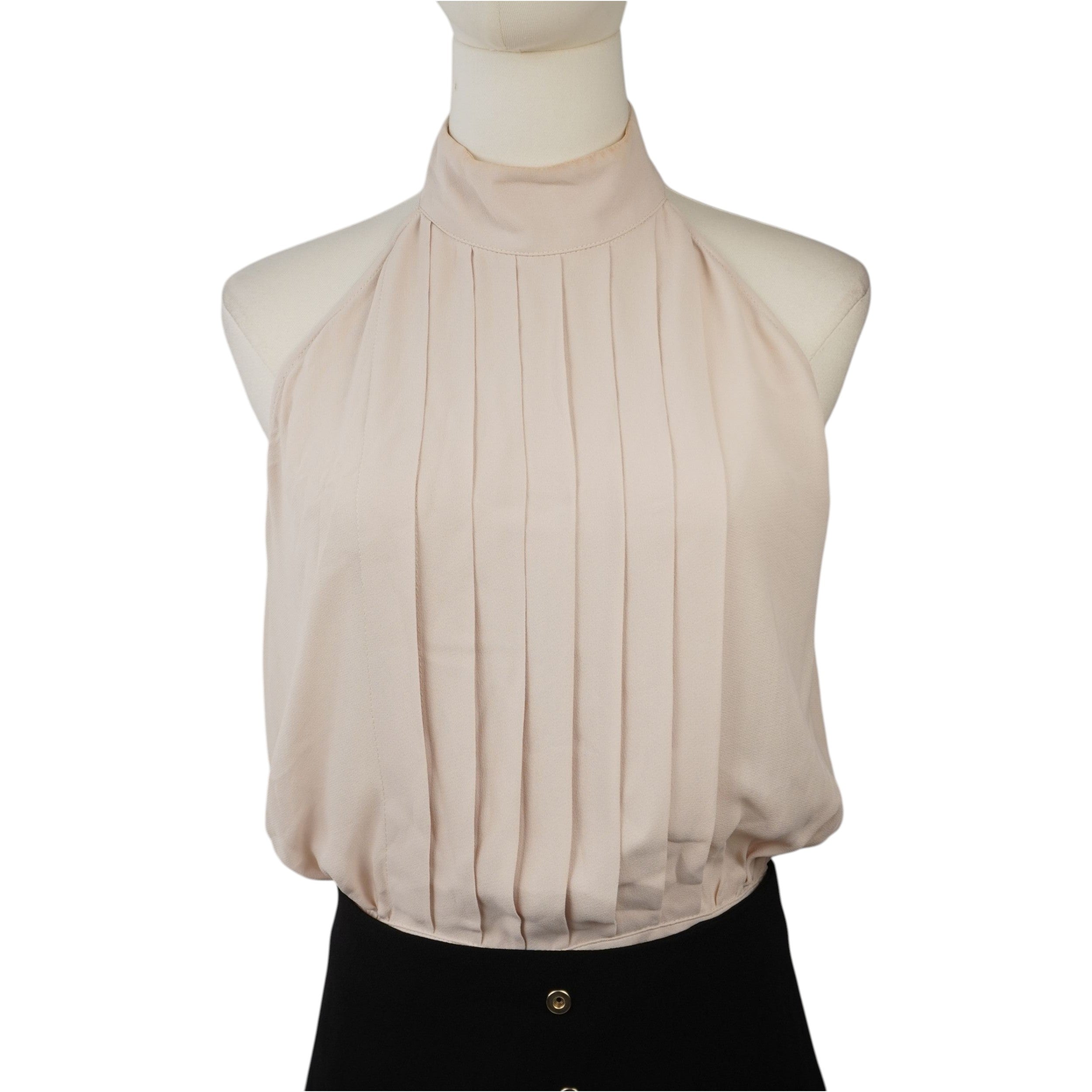 Primo piano del top plissettato color burro con scollo halter (all'americana), dettaglio della lavorazione sartoriale Elisabetta Franchi.