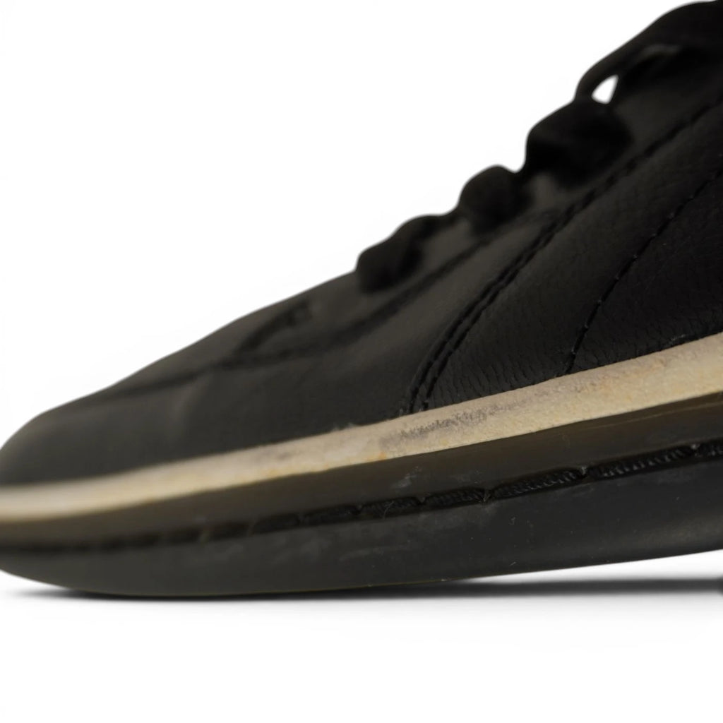 Dettaglio usura e graffi su battistrada in gomma nero e bianco sneaker Puma x Alexander McQueen