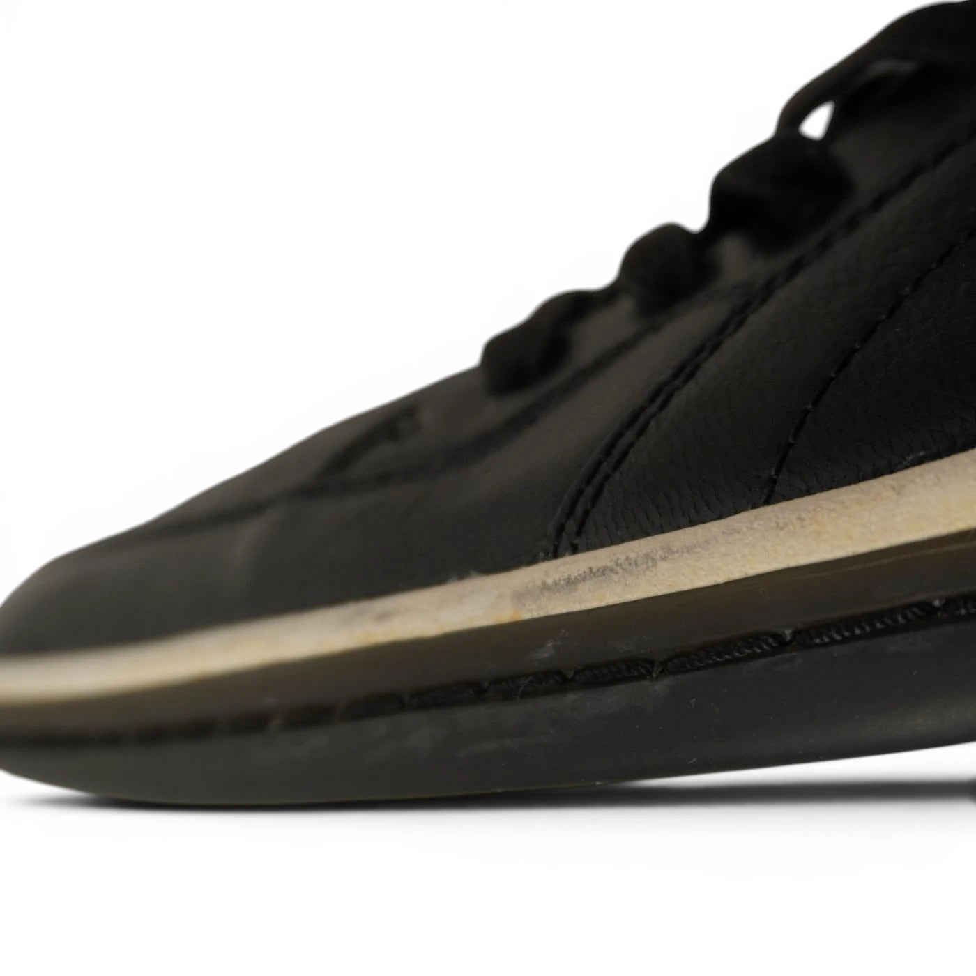 Dettaglio usura e graffi su battistrada in gomma nero e bianco sneaker Puma x Alexander McQueen
