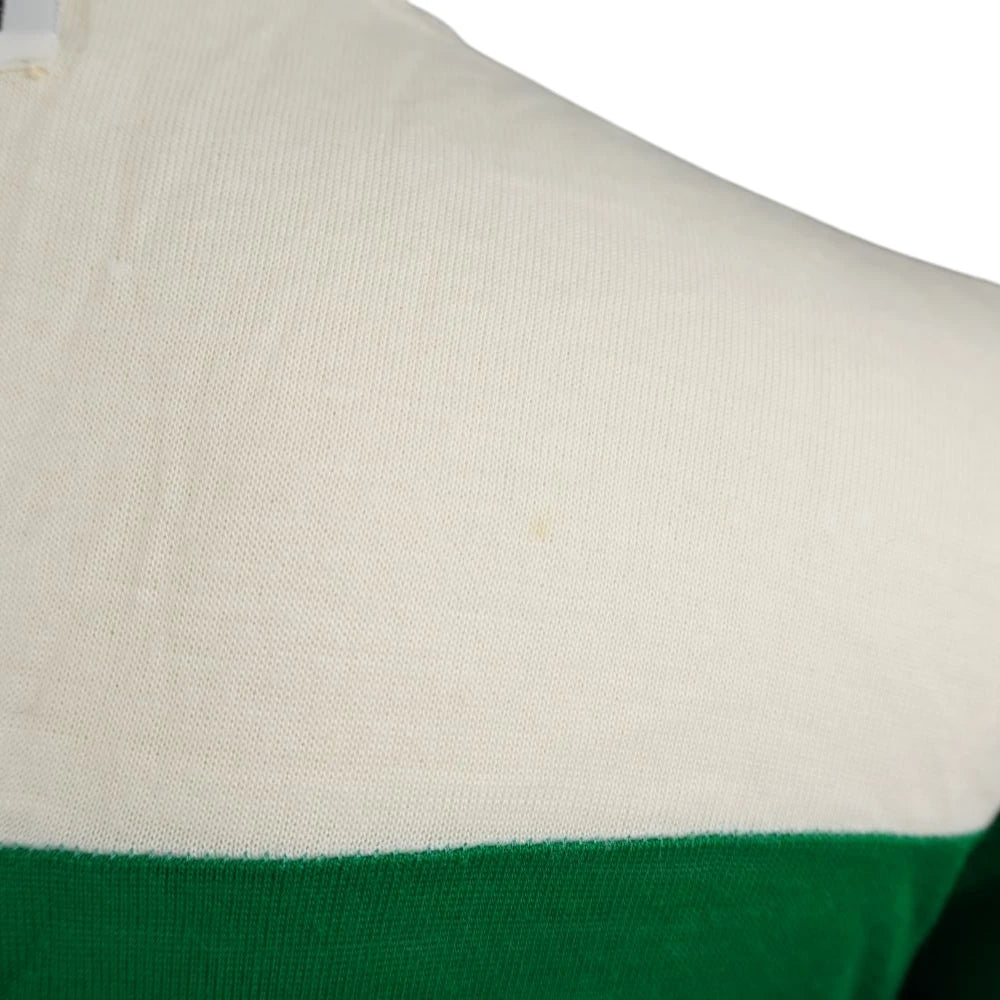  Inquadratura ravvicinata del pannello bianco della maglia con una piccola macchia gialla isolata dal tempo