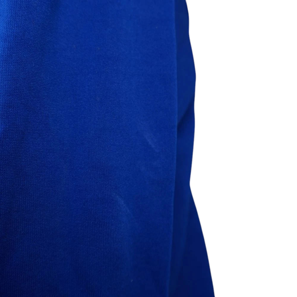 Inquadratura ravvicinata del filato blu della maglia con una lievissima ombra superficiale