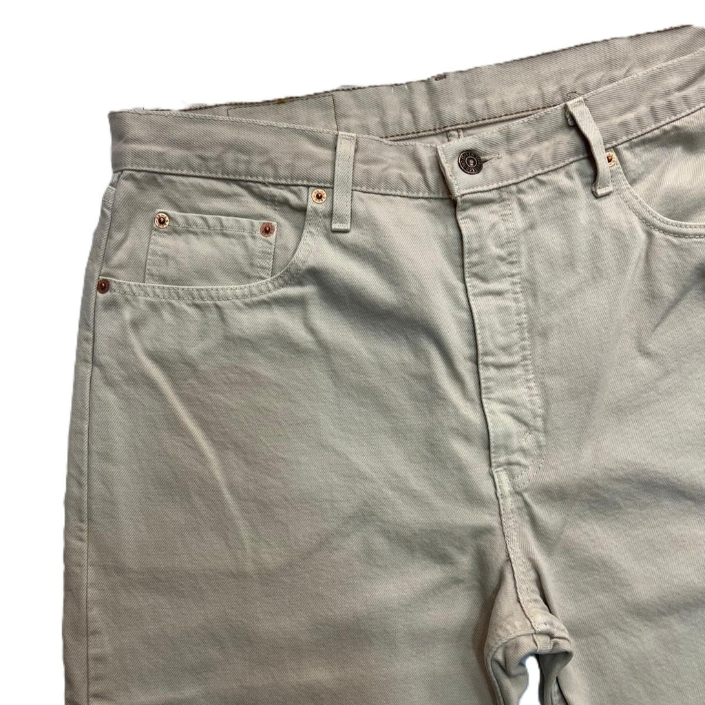 Primo piano frontale del bacino e della zona della patta dei jeans Levi's 615, che evidenzia la struttura a vita alta e le cuciture tono su tono.
