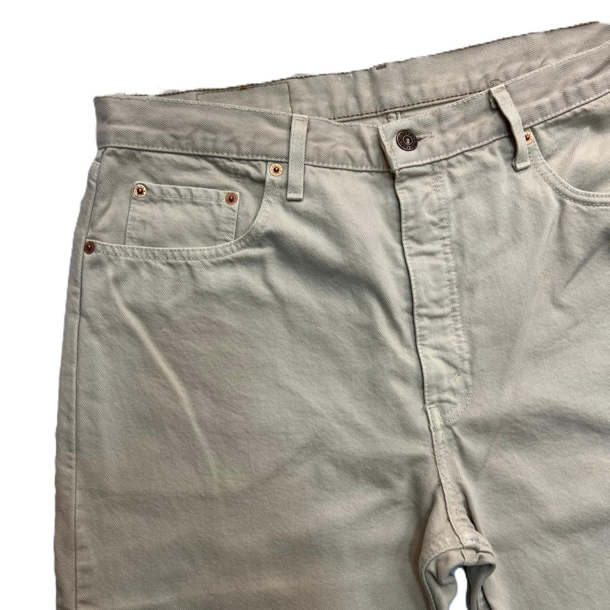 Primo piano frontale del bacino e della zona della patta dei jeans Levi's 615, che evidenzia la struttura a vita alta e le cuciture tono su tono.