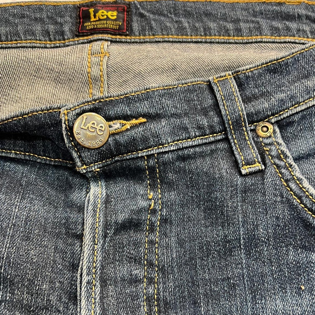 Vista interna della linea di cintura dei jeans Lee Original Heritage con cuciture e bottone metallico di chiusura.