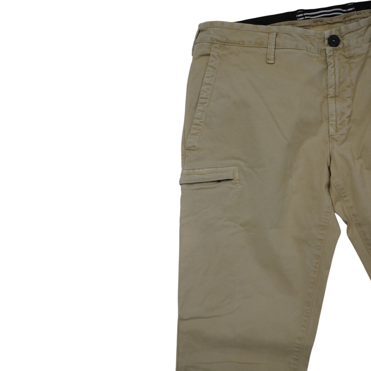 Primo piano del passante per la cintura, della tasca a filo anteriore e del tessuto superiore del pantalone cargo beige.