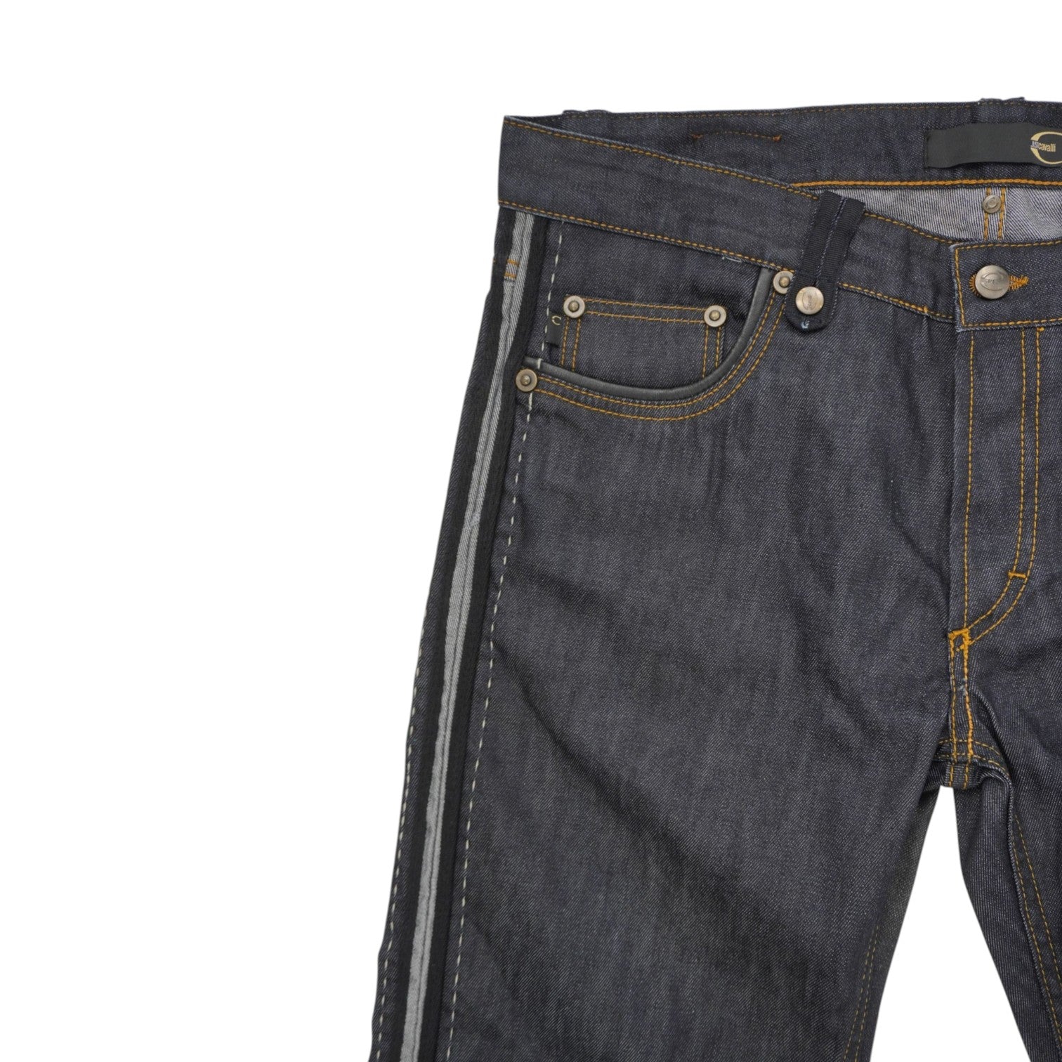 Vista frontale della parte superiore dei jeans focalizzata sul girovita, sul taschino per le monete e sulle cuciture color tabacco.