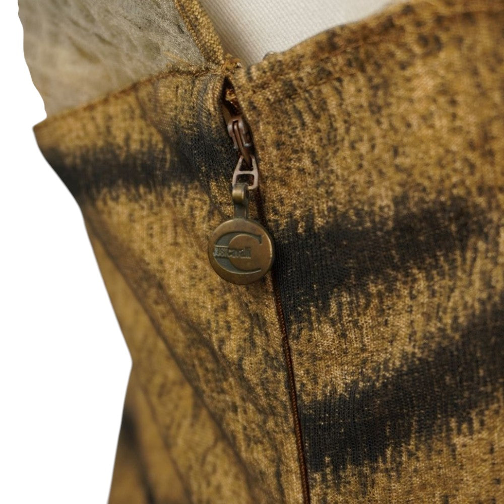 Primo piano della cerniera lampo laterale invisibile con tiralampo metallico rotondo e monogramma JC Just Cavalli.