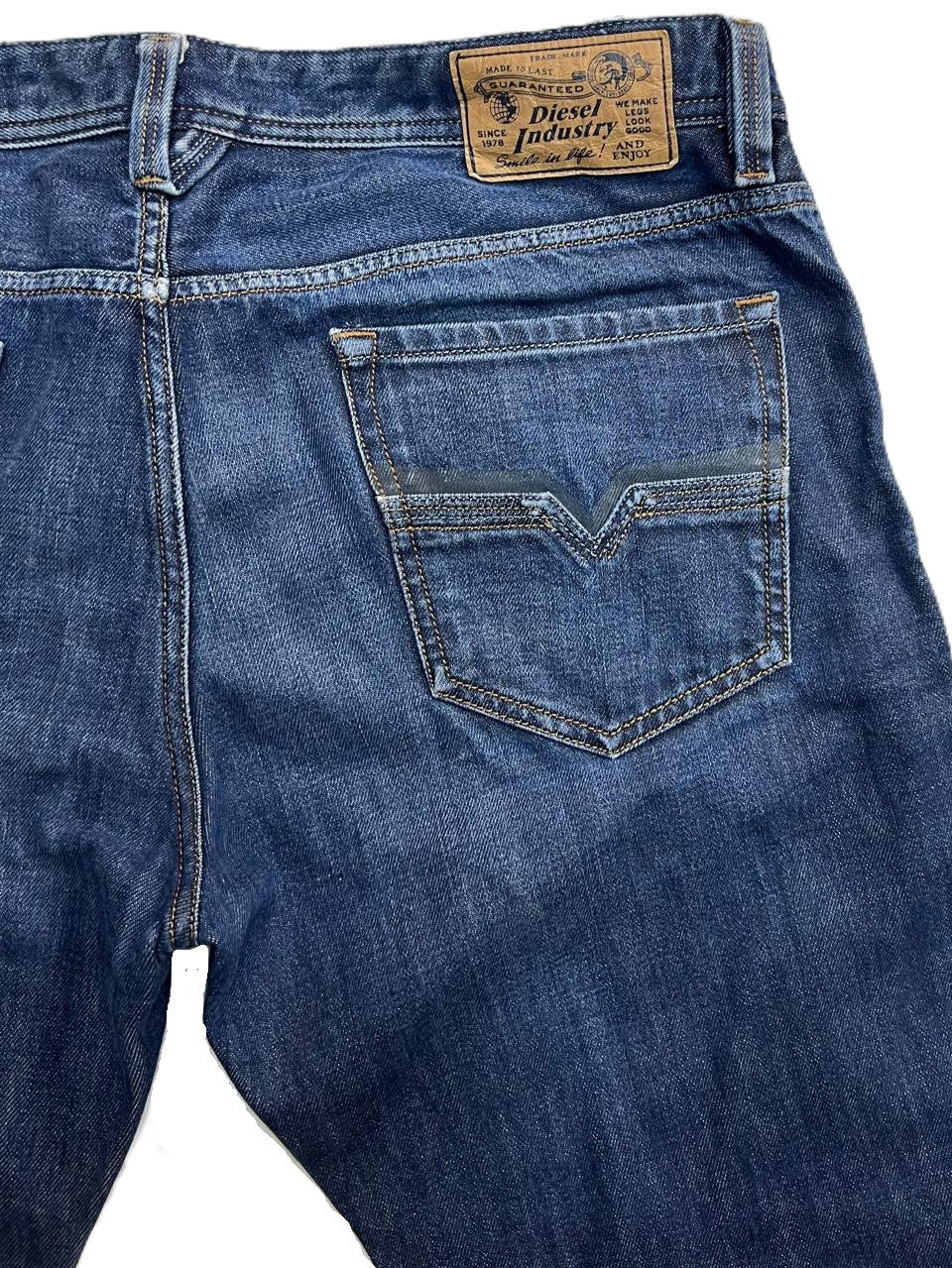 Diesel Larkee W36 L32 lavaggio 0073N, jeans uomo gamba dritta 100% cotone denim indaco scuro, taglia XL italiana 50/52 - dettaglio etichetta pelle retro