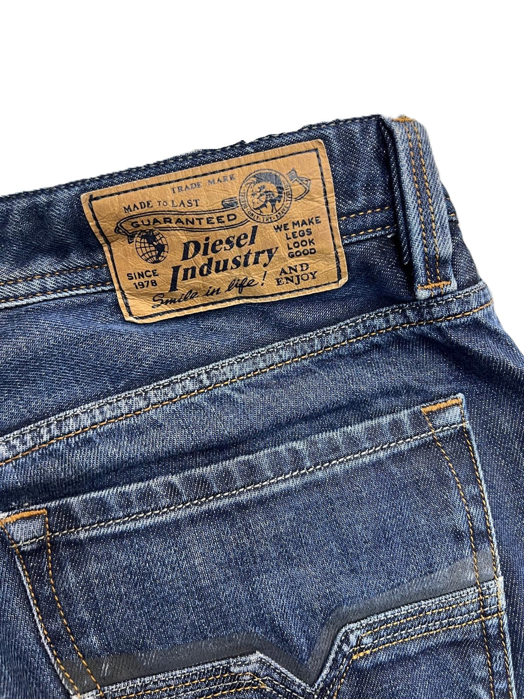 Diesel Larkee W36 L32 lavaggio 0073N, jeans uomo gamba dritta 100% cotone denim indaco scuro, taglia XL italiana 50/52 - dettaglio etichetta pelle retro