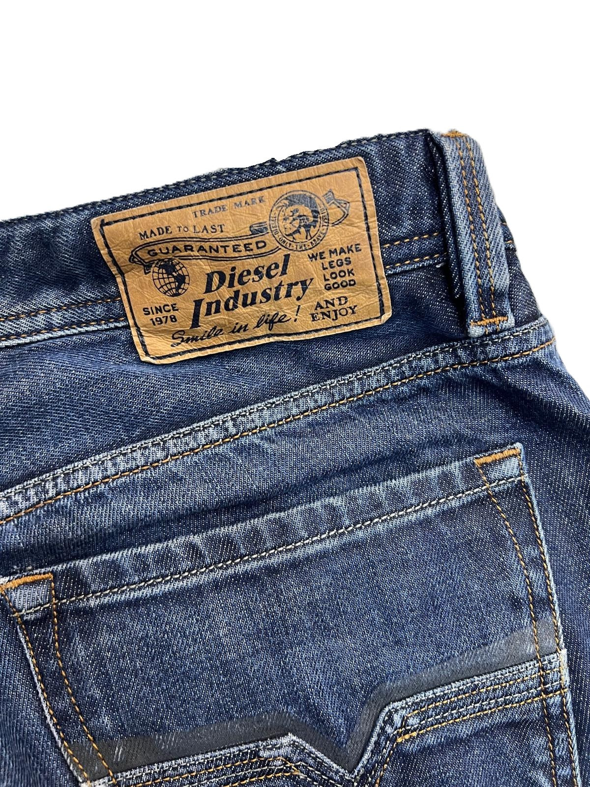 Diesel Larkee W36 L32 lavaggio 0073N, jeans uomo gamba dritta 100% cotone denim indaco scuro, taglia XL italiana 50/52 - dettaglio etichetta pelle retro