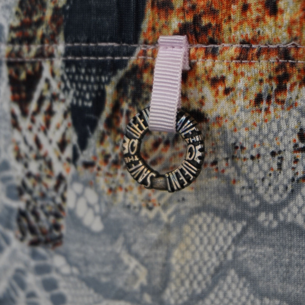 Abito Save The Queen! vintage con stampa astratta e pizzo grigio.
