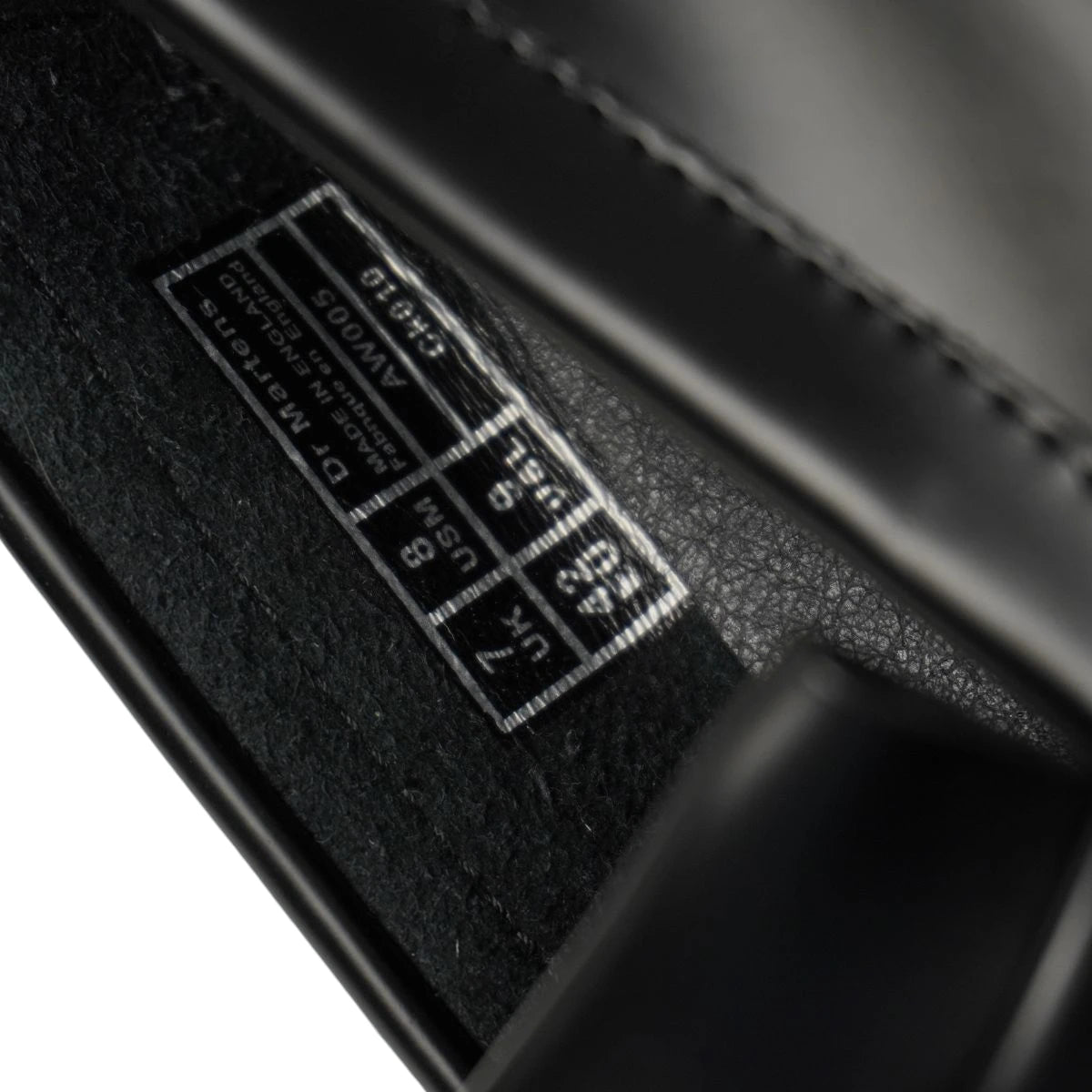Etichetta interna Made in England stampata sulla fodera con taglia EU 42 e codice AW005