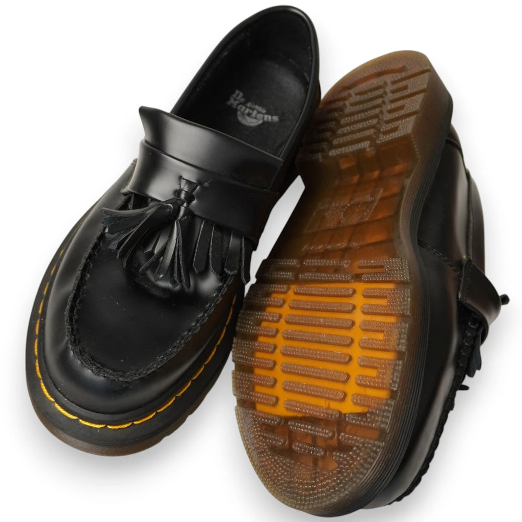 Inquadratura della suola ambrata antiscivolo e del sottopiede interno dei mocassini Dr. Martens Adrian