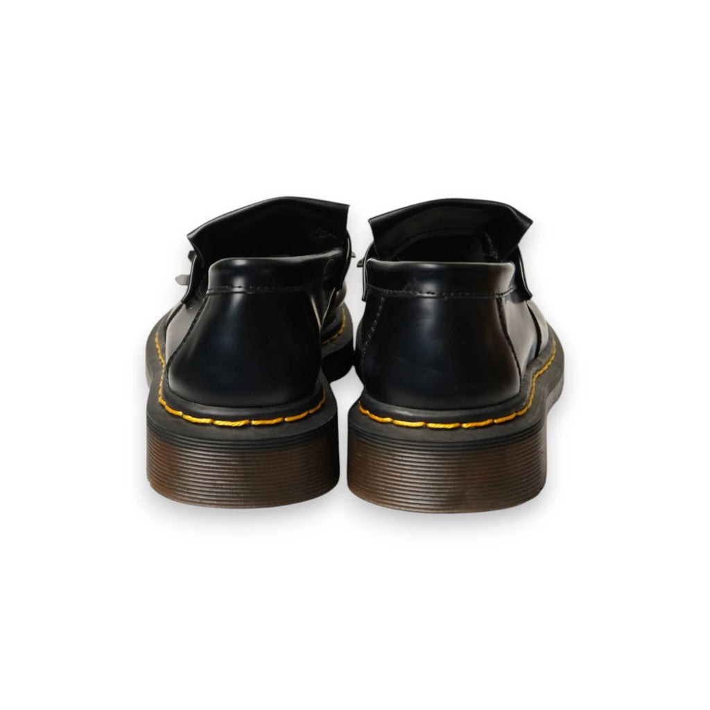 Profilo posteriore dei talloni dei mocassini Dr. Martens con suola ambrata e cuciture gialle