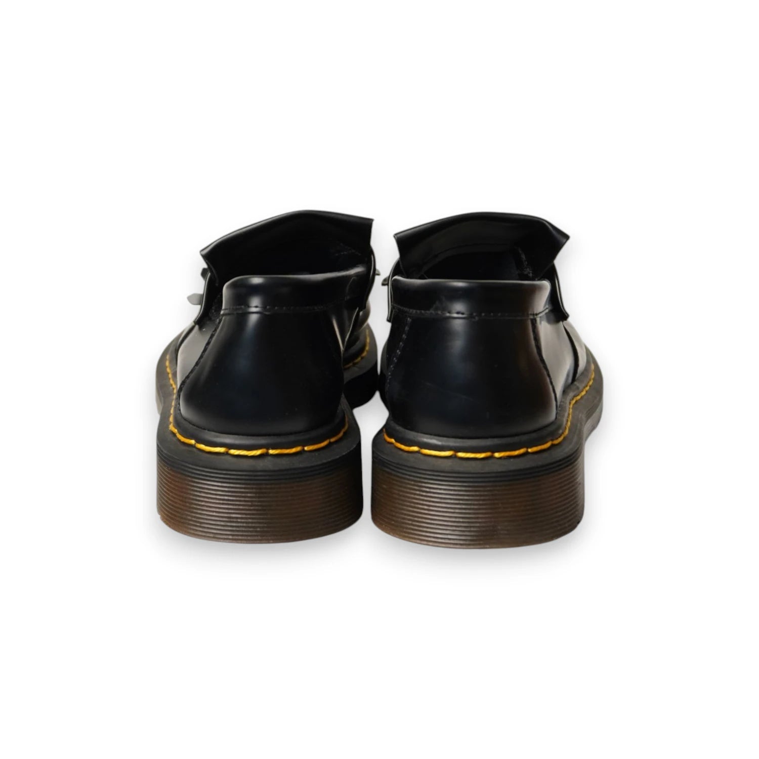 Profilo posteriore dei talloni dei mocassini Dr. Martens con suola ambrata e cuciture gialle