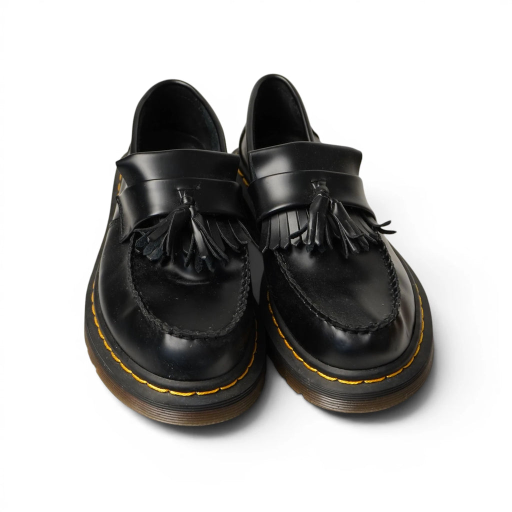 Coppia di mocassini neri Dr. Martens Adrian visti dall'alto in prospettiva a tre quarti