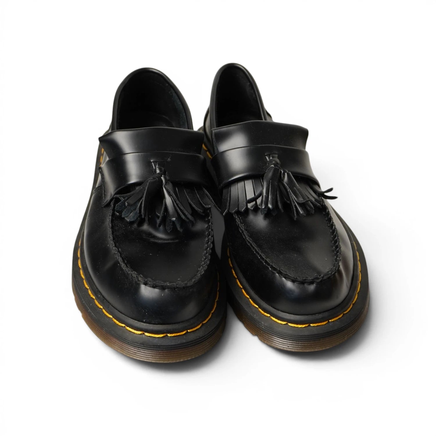 Coppia di mocassini neri Dr. Martens Adrian visti dall'alto in prospettiva a tre quarti