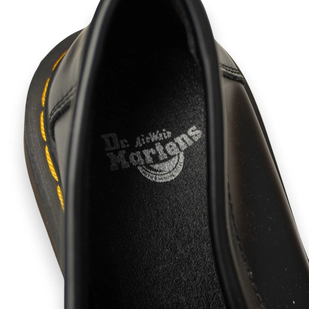 Dettaglio del logo Dr. Martens AirWair stampato in argento sulla soletta interna nera