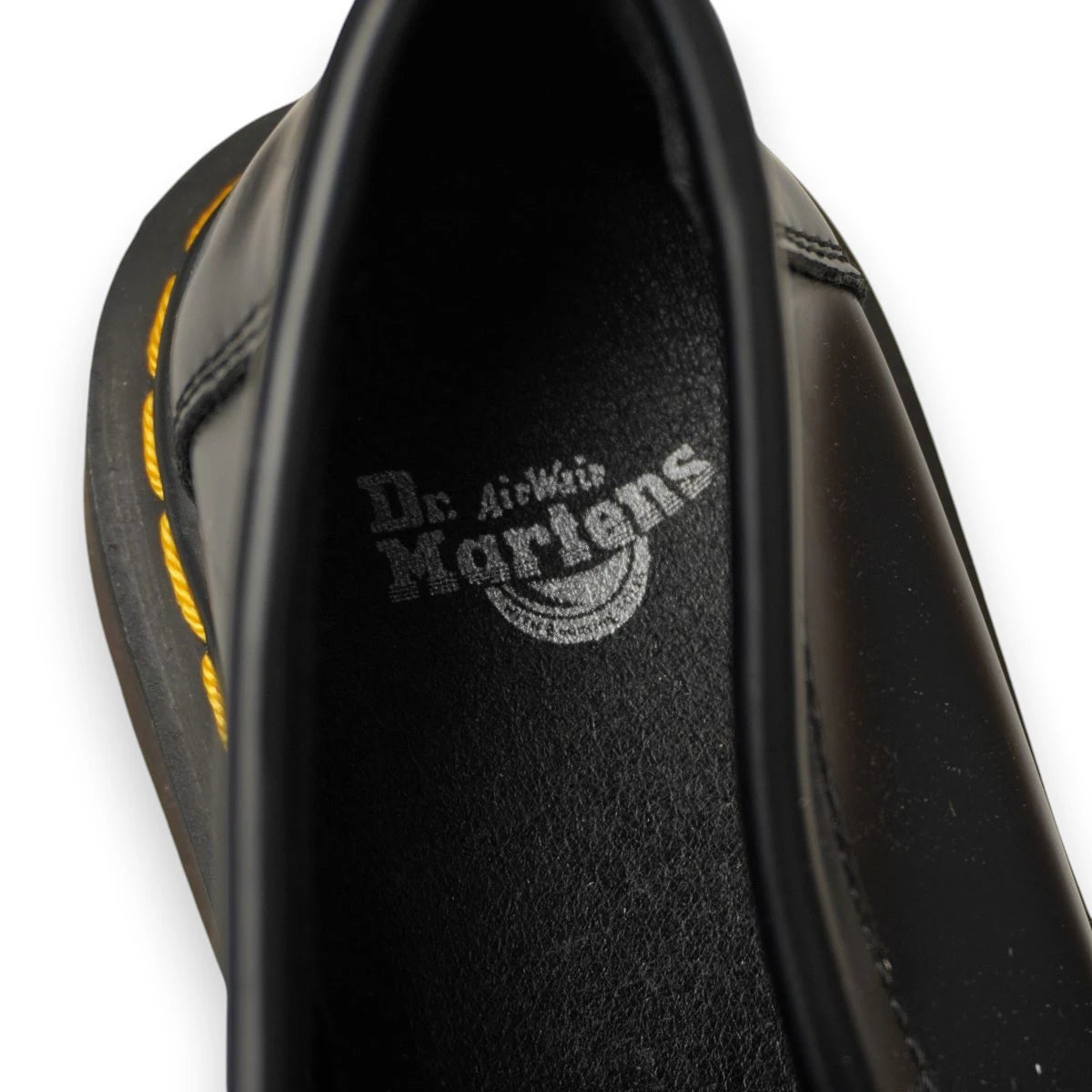 Dettaglio del logo Dr. Martens AirWair stampato in argento sulla soletta interna nera