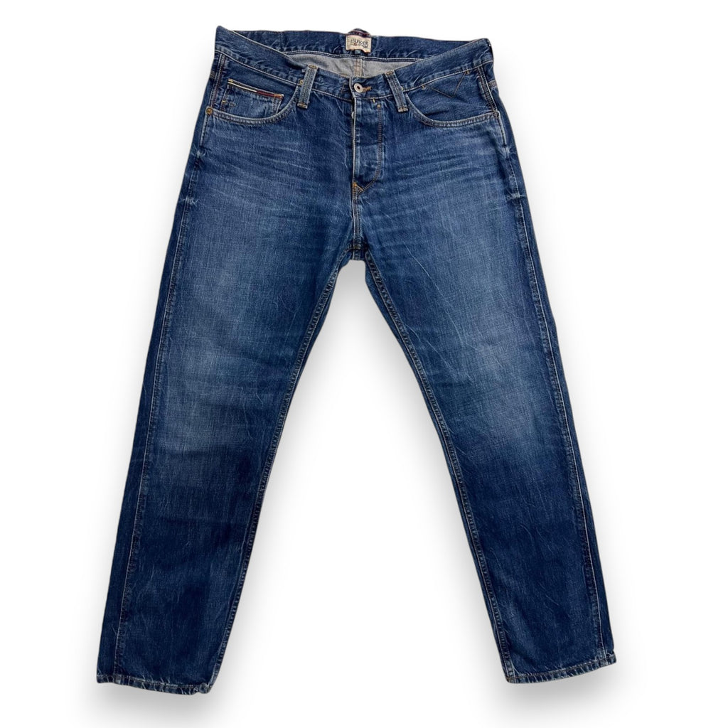 Jeans Hilfiger Denim Ronan da uomo a gamba dritta, lavaggio blu indaco, vista frontale completa.