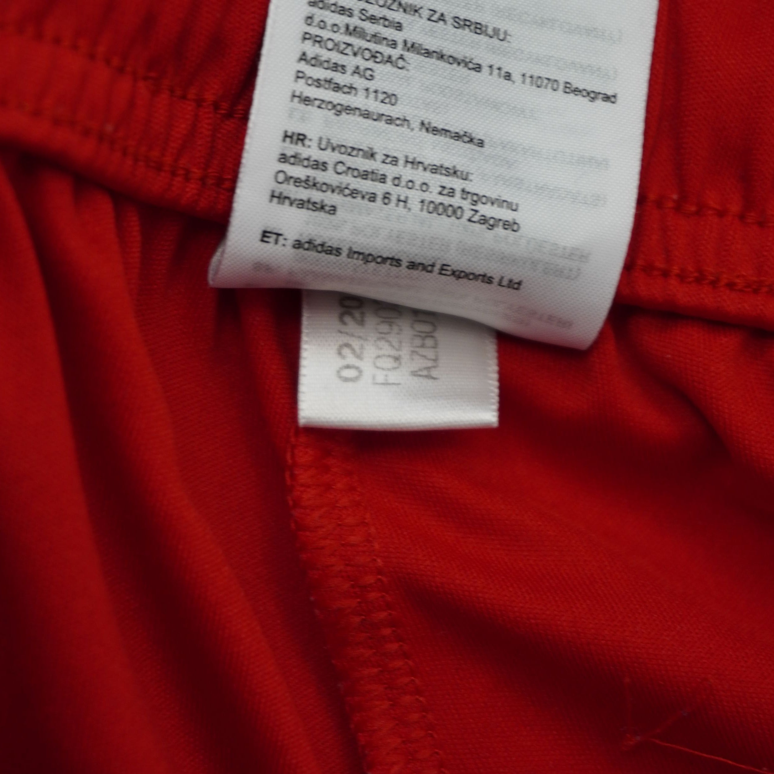 Etichetta interna adidas che indica la taglia L (Large) e la data di produzione di febbraio 2020.
