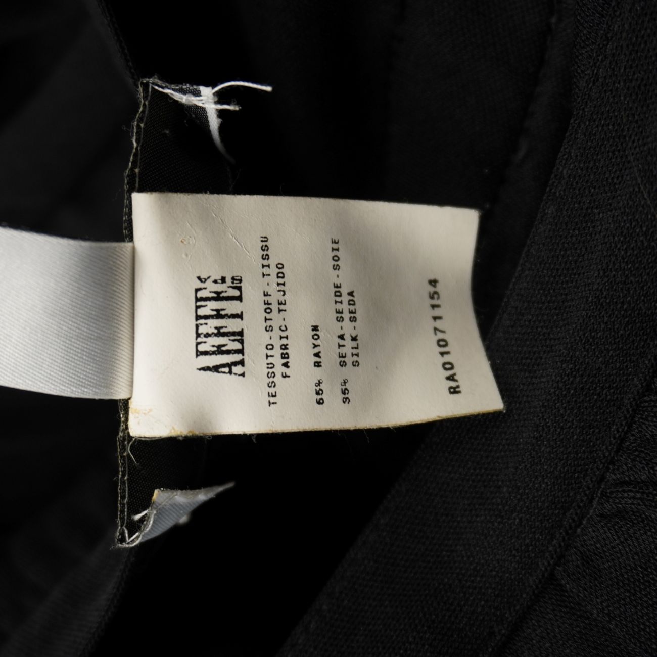 Etichetta di autenticità AEFFE S.p.A. con composizione tessuto 65% rayon e 35% seta.