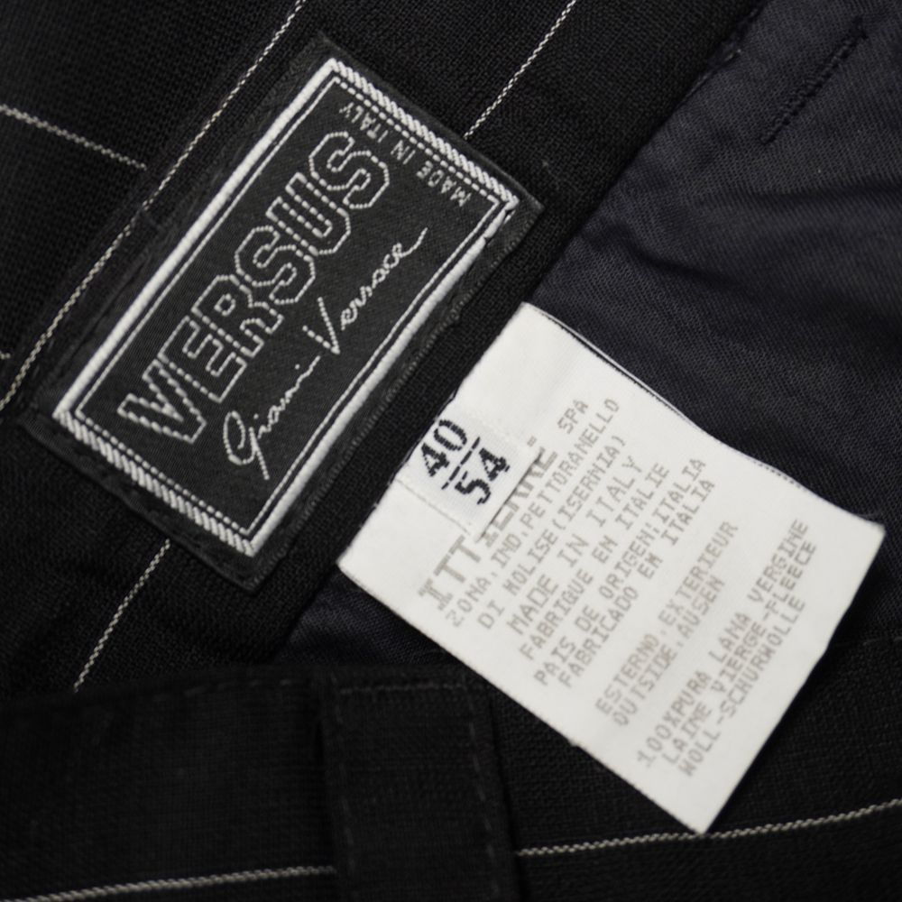 Etichetta interna ricamata Versus Gianni Versace Made in Italy con sottostante cartellino taglia 54 IT di fabbrica Ittierre.