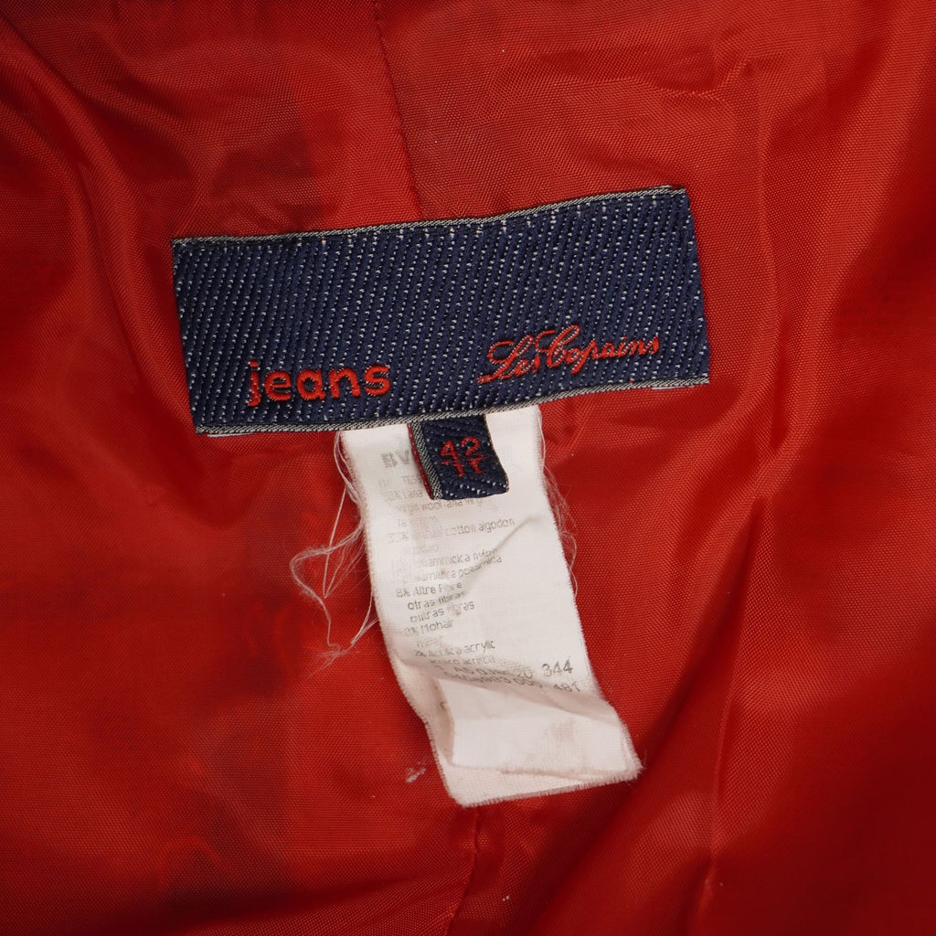 Etichetta interna blu della linea archivio vintage Les Copains cucita sul retro della fodera rossa del cappotto.