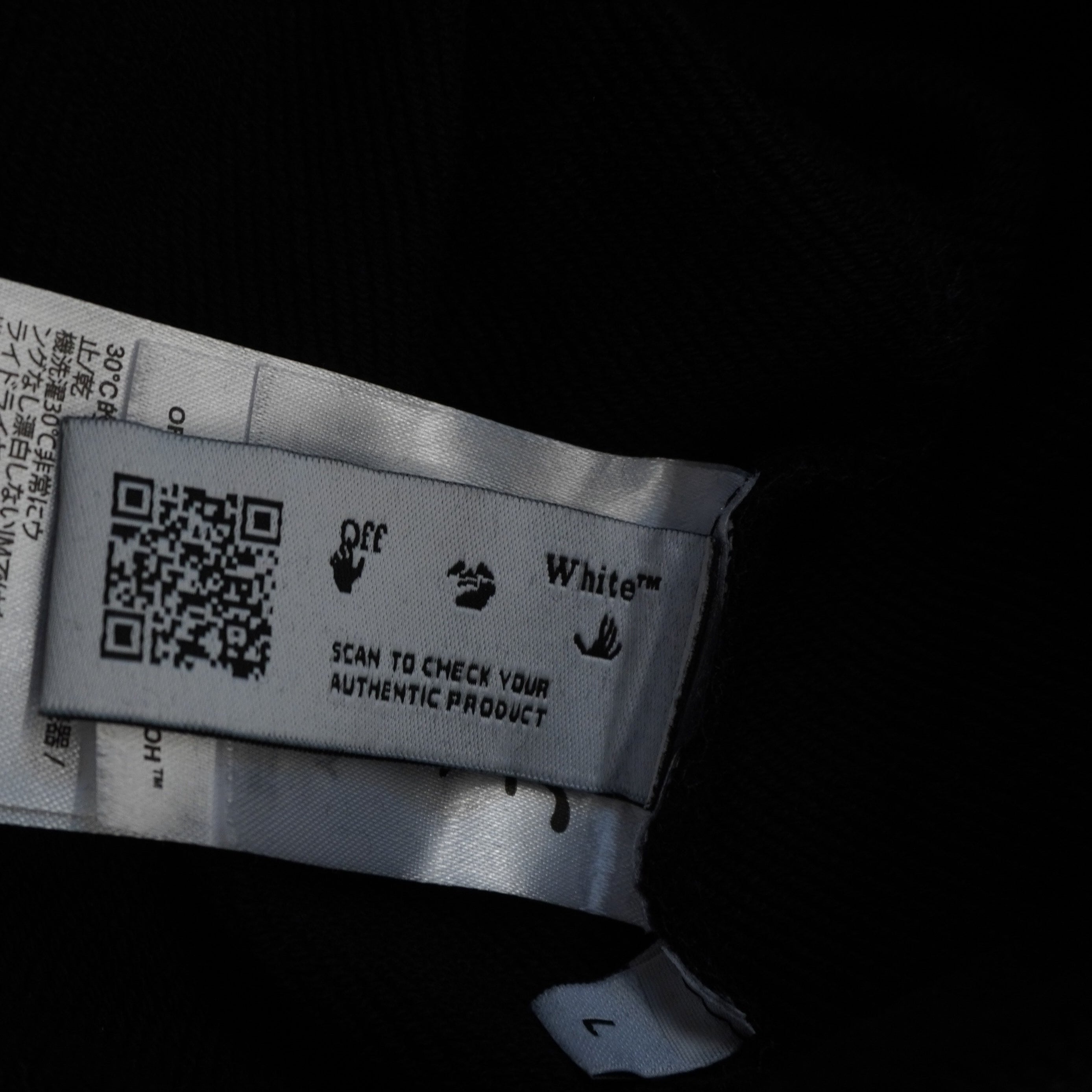 Etichetta interna con QR Code e dicitura Scan to check your authentic product di Off-White