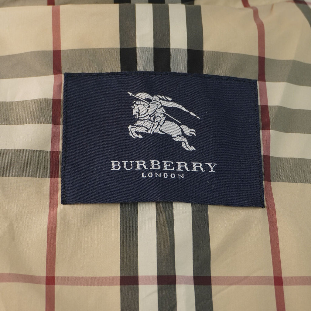 Etichetta rettangolare blu Burberry London cucita sulla classica fodera interna a quadri Nova Check, utile per la verifica di autenticità.