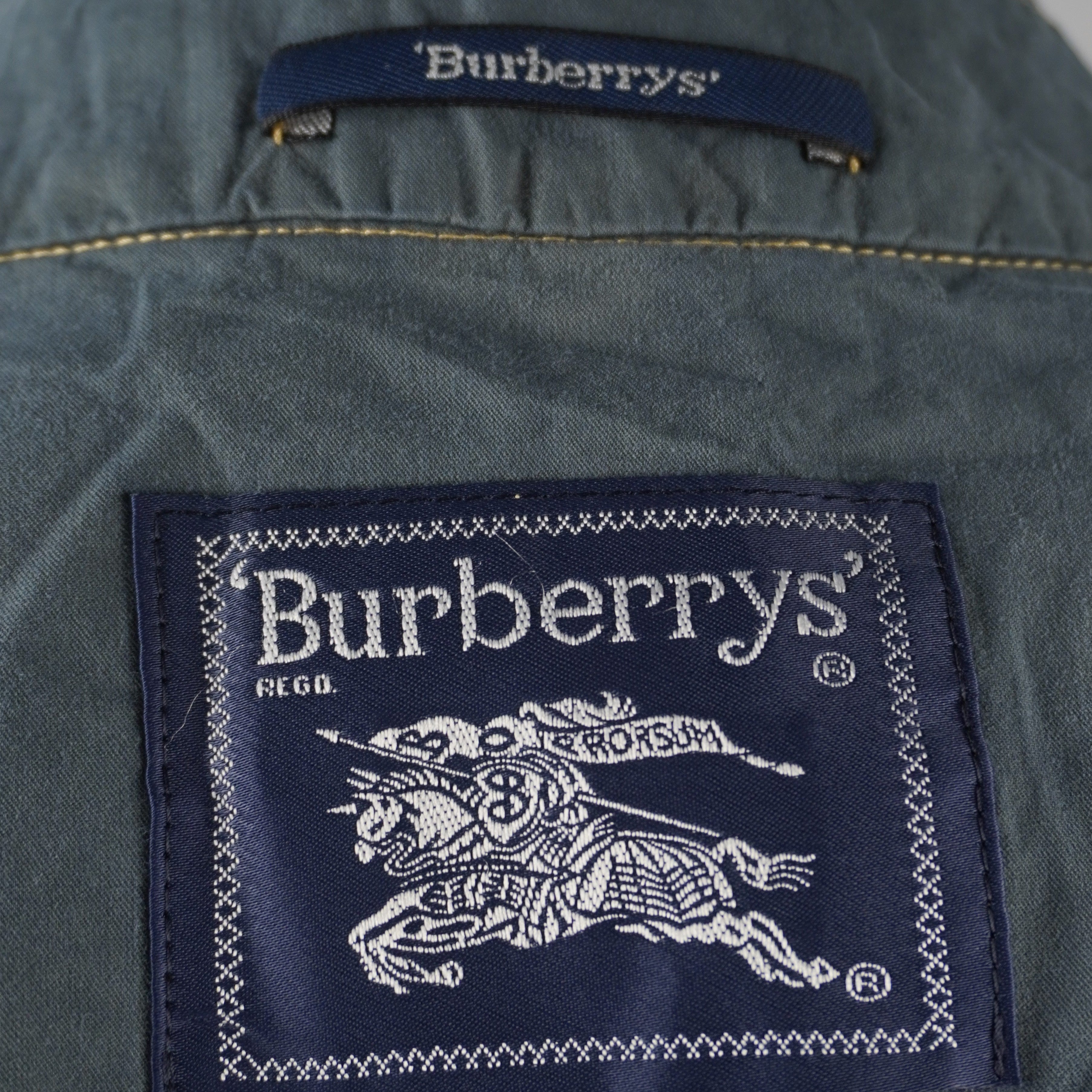 Etichetta quadrata d'archivio ricamata blu navy con logo Burberrys Prorsum e cavaliere equestre sul retro del collo.