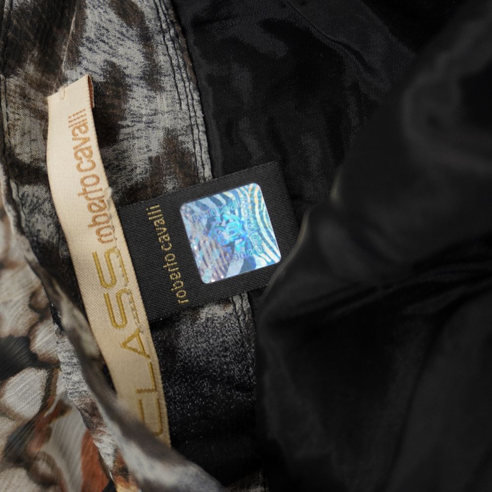 Etichetta interna in tessuto Class Roberto Cavalli con ologramma argentato anticontraffazione e certificato di autenticità ufficiale cucito sulla fodera.