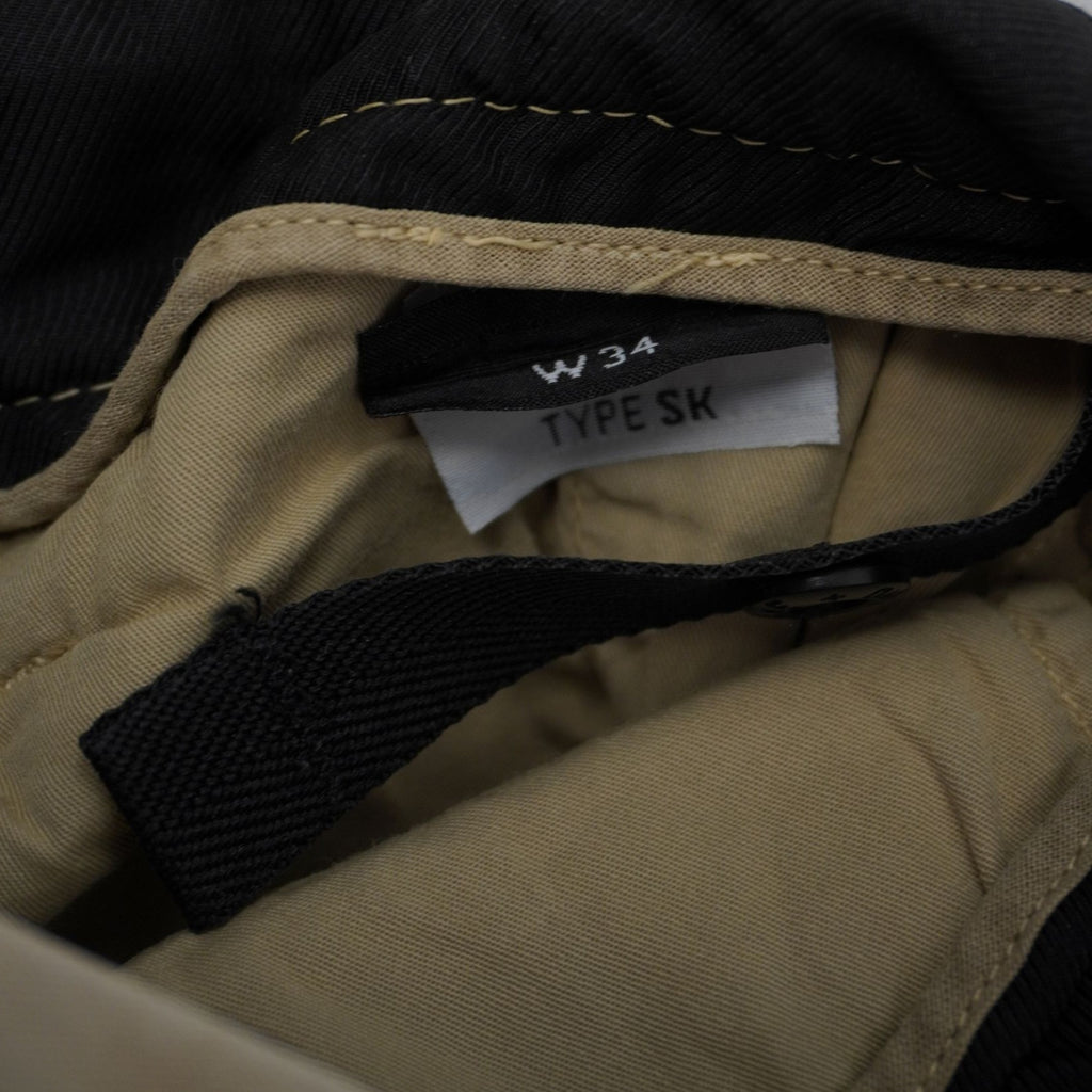Primo piano dell'etichetta interna in tessuto nero con i dati di produzione di Sportswear Company S.p.A. e le istruzioni di lavaggio.