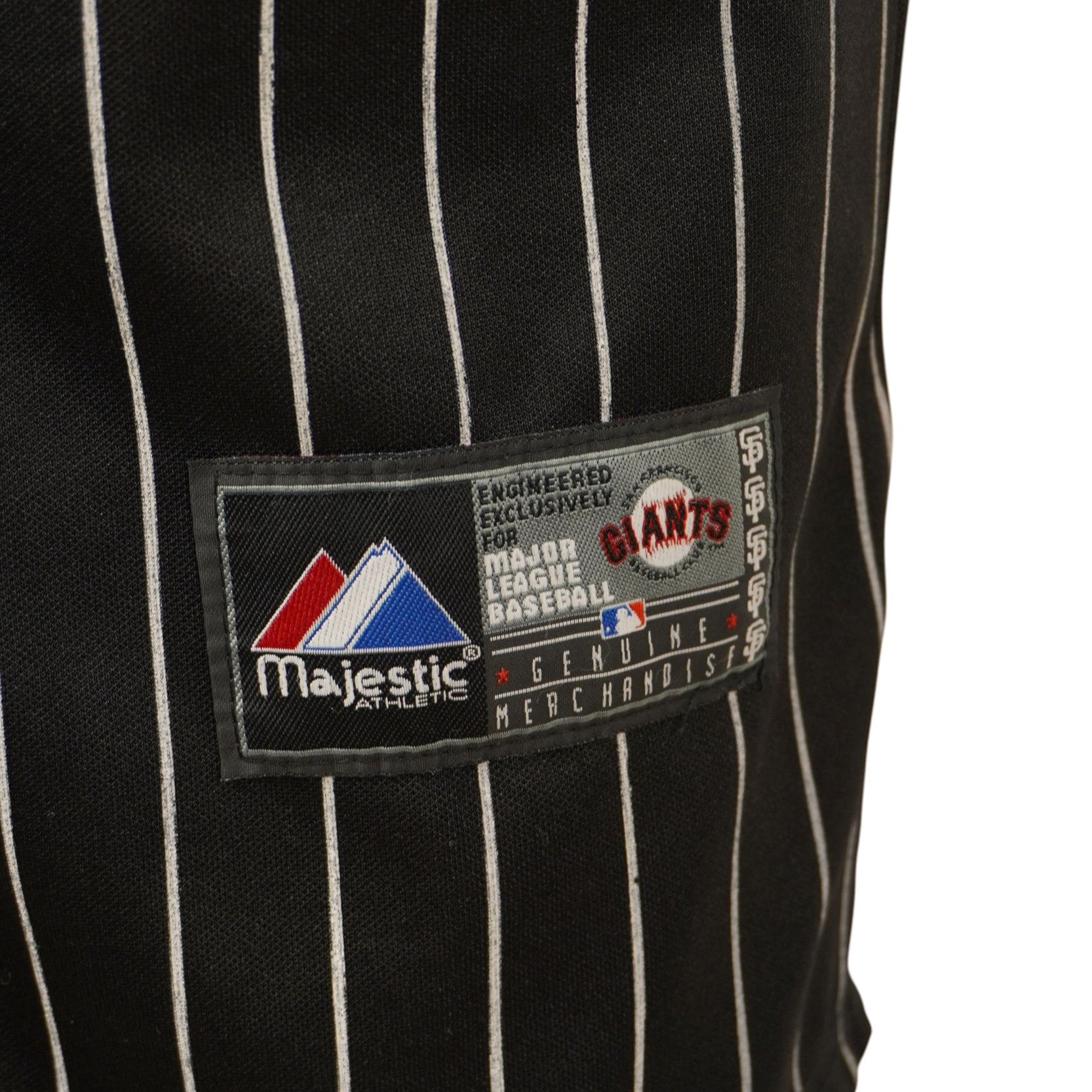 Dettaglio della patch di autenticità Majestic applicata sul bordo inferiore esterno della jersey.