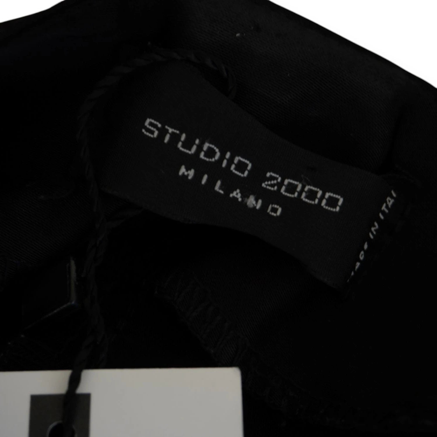 Etichetta interna in tessuto Studio 2000 Milano con logo ricamato e cartellino originale del brand attaccato.