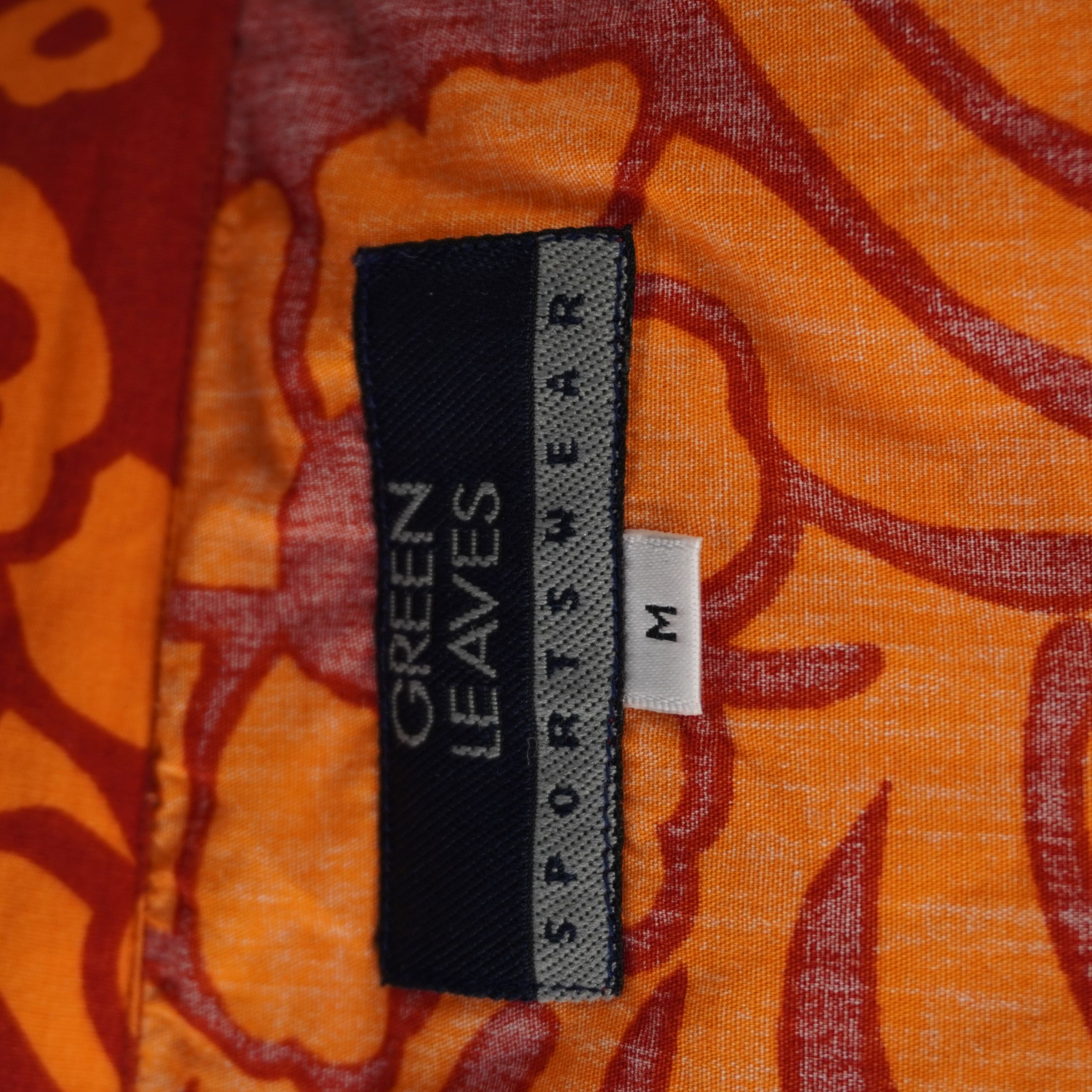 Camicia uomo arancione Green Leaves Sportswear con stampa floreale bianca, etichetta logo