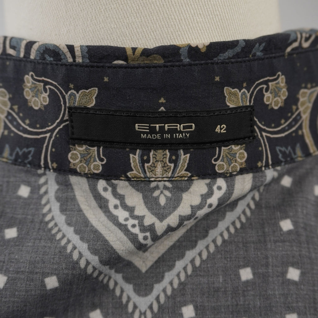 Macro dell'etichetta nera con il logo "ETRO Milano" cucita all'interno del colletto, rifinito con il pattern Paisley coordinato.