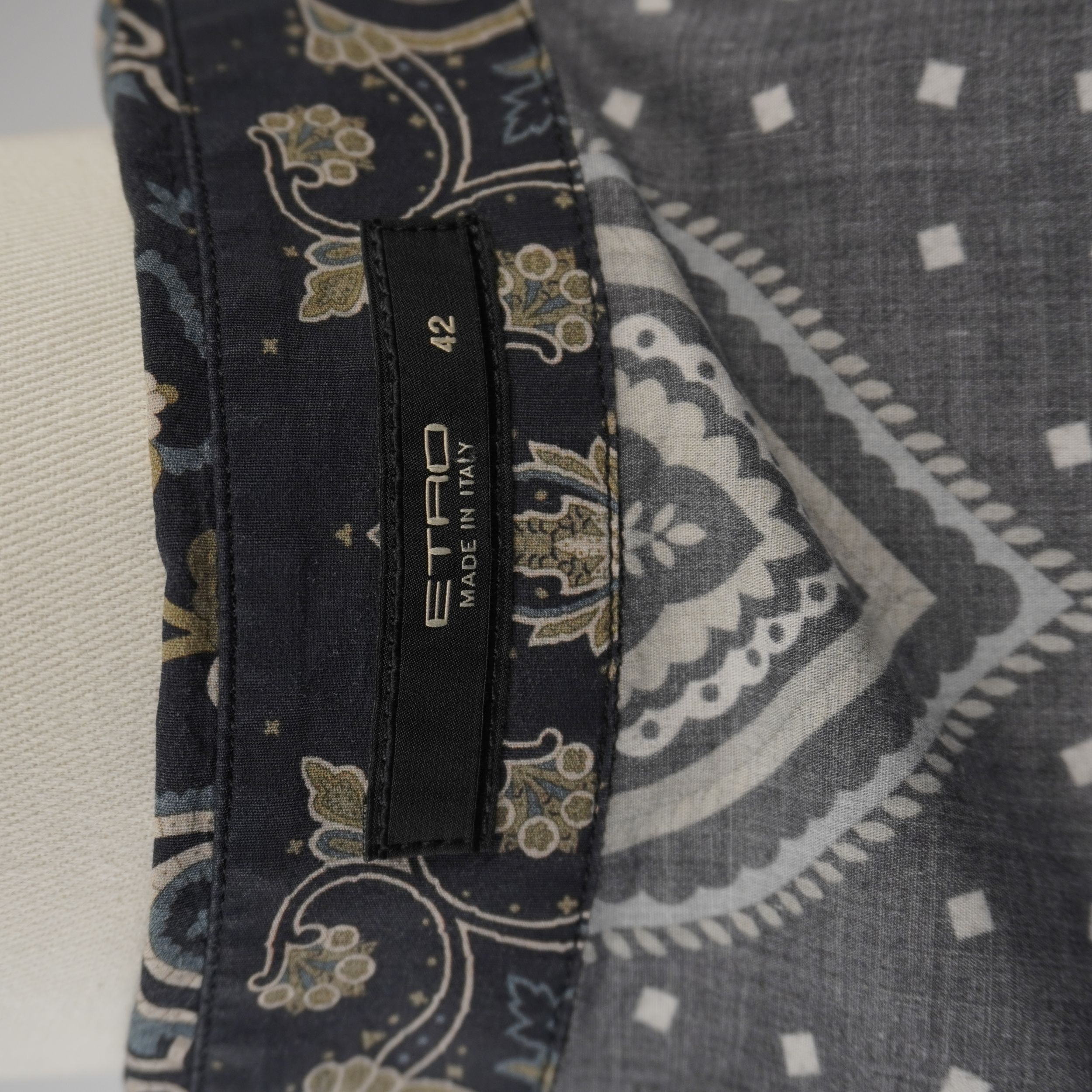 Macro dell'etichetta nera con il logo "ETRO Milano" cucita all'interno del colletto, rifinito con il pattern Paisley coordinato.
