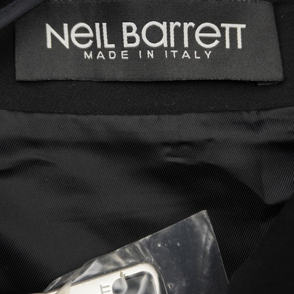 Etichetta interna in tessuto nero con il logo Neil Barrett e la scritta Made in Italy cucita sulla parte posteriore della gonna.