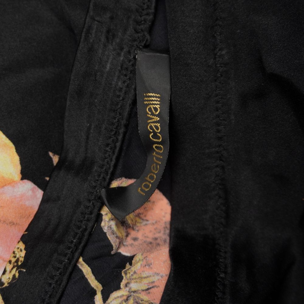 Etichetta interna in tessuto nero con logo Roberto Cavalli ricamato in oro, cucita sulla fodera della gonna.