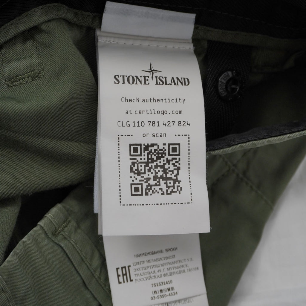 Dettaglio dell'etichetta interna Stone Island con il codice QR Certilogo per la verifica dell'autenticità del capo.